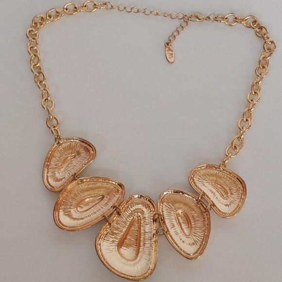 BEAUTIFUL Beachy Vibes Statement Necklace Abstract Puka Shell Gold Tone - Picture 3 of 3